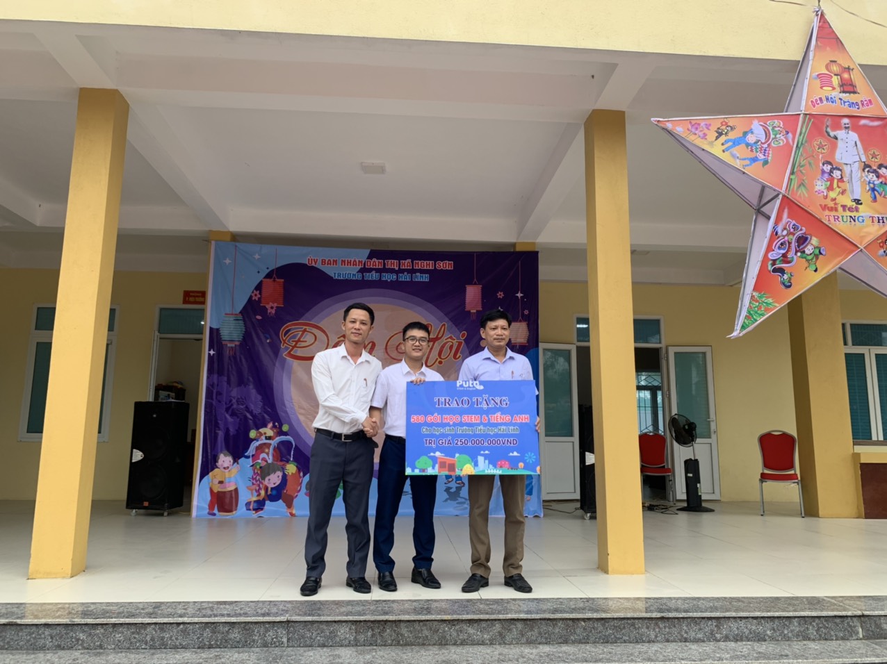 Công ty Cổ Phần Công Nghệ Giáo Dục PUTO trao tặng 580 gói học cho học sinh trường tiểu học Hải Lĩnh